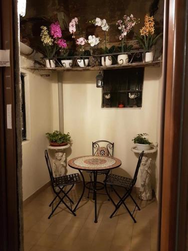 a table and chairs in a room with potted plants at Ca' Malatin in Venice