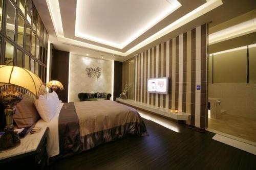 a hotel room with a bed and a window at Dubai Villa Motel in Daya