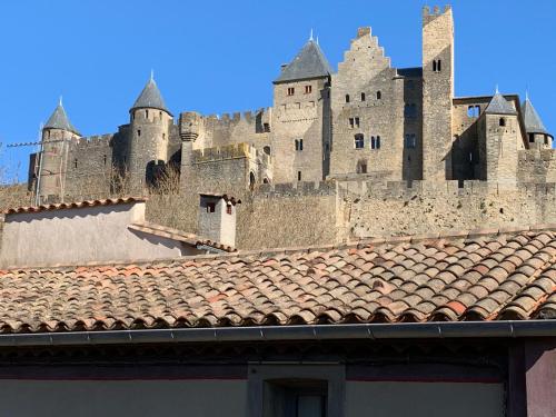 Photo de la galerie de l'établissement Jolie Vue Cité, aux pieds des remparts, à Carcassonne