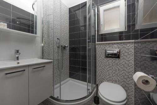Bilik mandi di Bilin san apartments