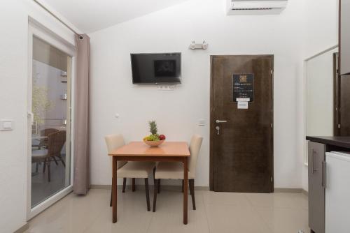 Televisyen dan/atau pusat hiburan di Bilin san apartments