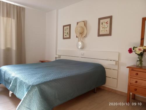A bed or beds in a room at Torres del Sol Sea View Apartment