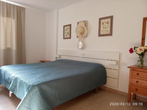 プラヤ・デ・ラス・アメリカスにあるTorres del Sol Sea View Apartment A 606のベッドルーム1室(青い掛け布団付きのベッド1台付)
