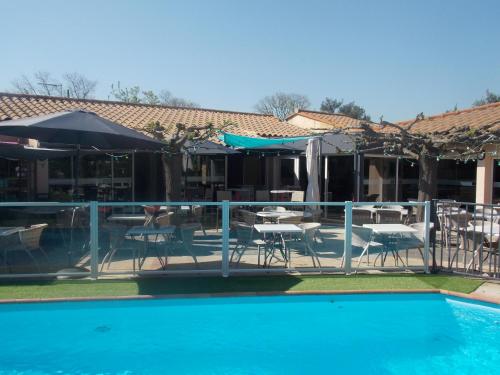 Kolam renang di atau dekat dengan Logis Hotel Restaurant Uzès Pont du Gard