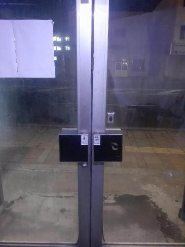 uma porta de vidro com uma placa num quarto em Hamburger restaurant Big foot / Vacation STAY 6626 em Hachinohe