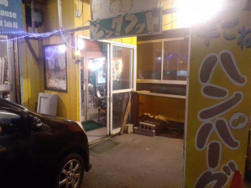 um carro estacionado em frente a uma garagem em Hamburger restaurant Big foot / Vacation STAY 6626 em Hachinohe