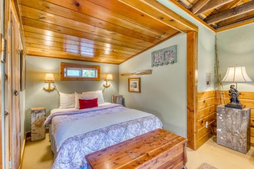 フローレンスにあるHeceta House and Fisherman's Cottageの木製の天井が特徴のベッドルーム1室(ベッド1台付)