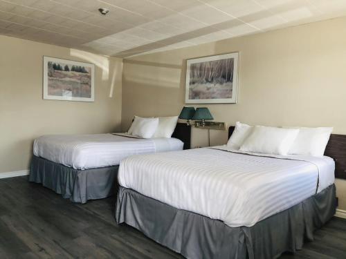 Кровать или кровати в номере Knights Inn Fort Erie