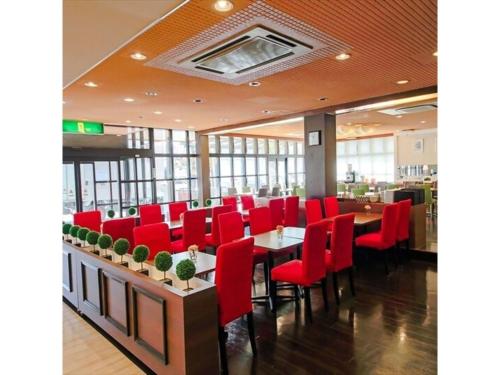 jadalnia z czerwonymi krzesłami i stołami w restauracji w obiekcie Grand Park Hotel Kazusa / Vacation STAY 77367 w mieście Kimitsu