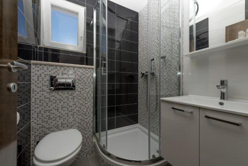 Bilik mandi di Bilin san apartments