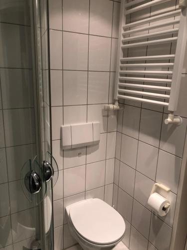 Ванна кімната в Moderne Ferienwohnung am Yachthafen Bad Zwischenahn
