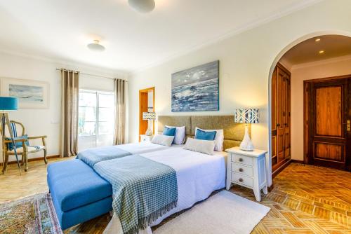 מיטה או מיטות בחדר ב-Endless Summer Luxury Villa