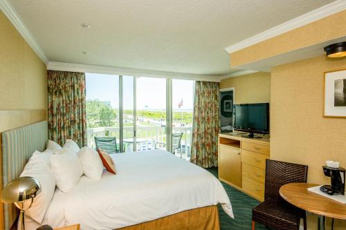 Uma cama ou camas num quarto em Port Royal Oceanfront Hotel