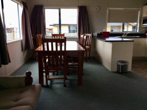 uma cozinha com mesa e cadeiras num quarto em Irishman Retreat em Twizel