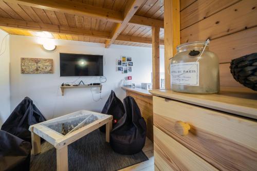 a room with a kitchen with a fish tank on a counter at Kompleks Małe Dolomity in Hucisko