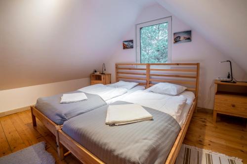 two twin beds in a room with a window at Kompleks Małe Dolomity in Hucisko