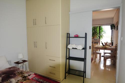 カラモスにあるOrizontes Suites Aの黄色のキャビネットとテーブルが備わる部屋