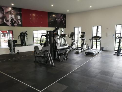 un gimnasio con varias cintas de correr y bicicletas estáticas en Casa las Alas de San Miguel, en San Miguel de Allende