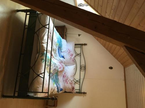 a quilt hanging on a wall in a room at 3,5 Zimmerferienwohnung Schwalbenäscht Rüeggisberg in Rüeggisberg