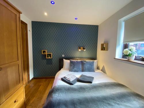 um quarto com uma cama com duas toalhas em 13 St Mary's Mews em Mold