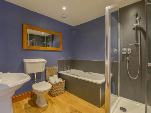 金斯布里奇的住宿－Mixit Cottage，浴室配有卫生间水槽和淋浴。