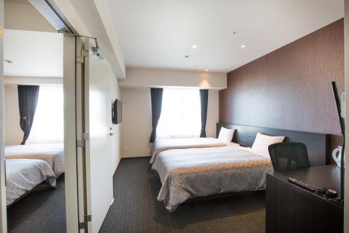 Tempat tidur dalam kamar di Hotel Bloemen North Hanazono