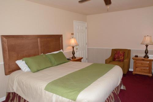 June Lake Motelにあるベッド