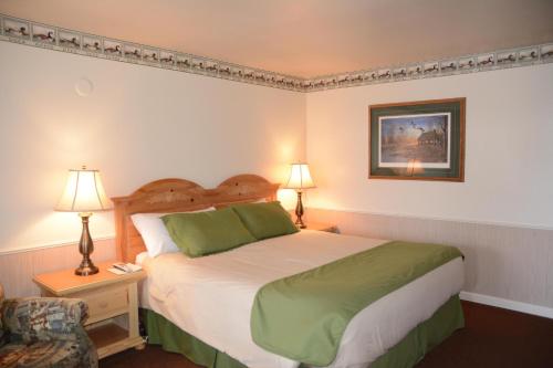 June Lake Motelにあるベッド