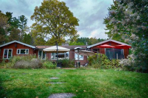 una casa con un patio delante de ella en Chambre bord de l'eau oka en Oka