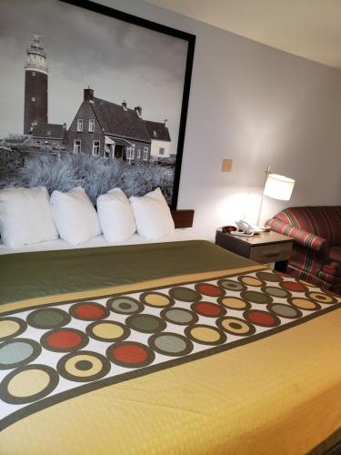 Кровать или кровати в номере Super 8 by Wyndham Milwaukee Airport