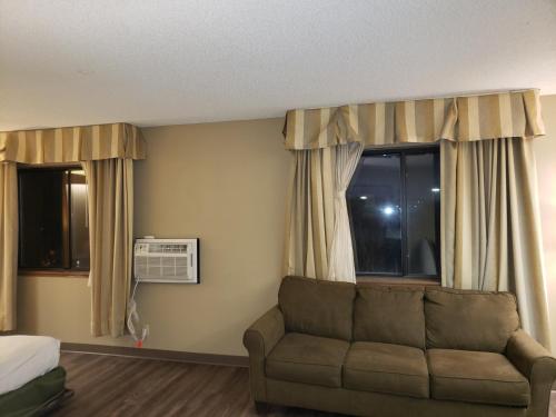 Гостиная зона в Super 8 by Wyndham Milwaukee Airport