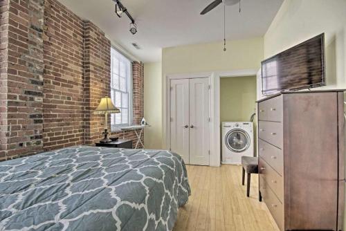 um quarto com uma cama e uma parede de tijolos em Chase Apartments at Light Street - Baltimore Inner Harbor & Convention Center Free indoor parking em Baltimore