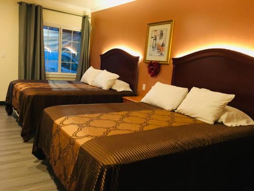 Säng eller sängar i ett rum på Lincoln Park Motel