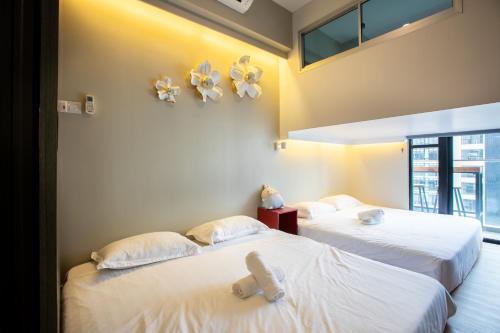 云顶高原The Loft at Midhills Genting Highlands Free WiFi的两张睡床,床上有泰迪熊