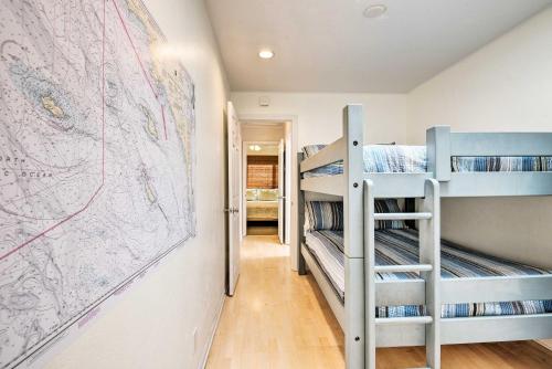 מיטה או מיטות קומותיים בחדר ב-Central Catalina Cottage Walk to Ferry and Eateries