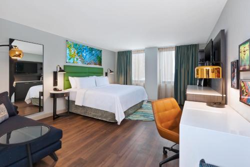 מיטה או מיטות בחדר ב-Hotel Indigo Rochester - Mayo Clinic Area