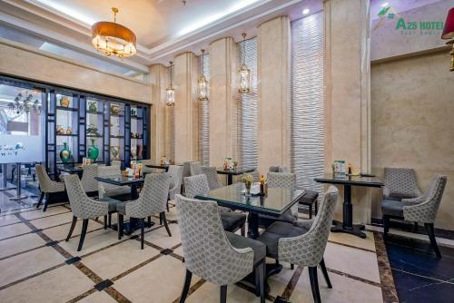 restauracja ze stołami i krzesłami w pokoju w obiekcie A25 Hotel - 06 Trương Định w Ho Chi Minh