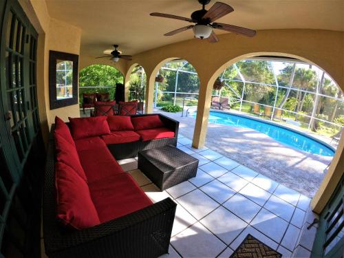Πισίνα στο ή κοντά στο JUPITER WATERFALLS - NEWLY UPDATED - TIKI HUT, FIRE PIT, KITCHEN, POOL HEATER and MORE