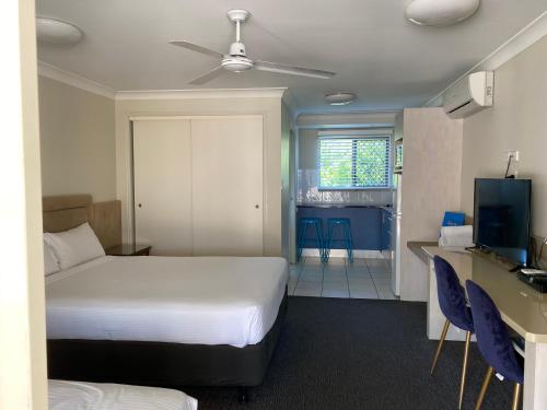Una cama o camas en una habitación de Hervey Bay Motel