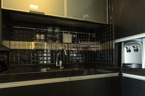 a kitchen with a sink and a microwave at Flat Iate in Fortaleza