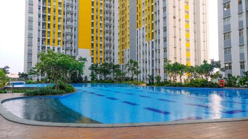 Πισίνα στο ή κοντά στο Spacious and Modern 2BR Springlake Summarecon Bekasi Apartment By Travelio