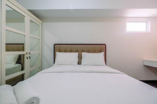 Ένα ή περισσότερα κρεβάτια σε δωμάτιο στο Spacious and Modern 2BR Springlake Summarecon Bekasi Apartment By Travelio