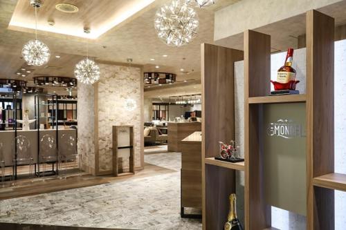 a room with a bar with bottles of wine at Shin Osaka Esaka Tokyu REI Hotel in Suita