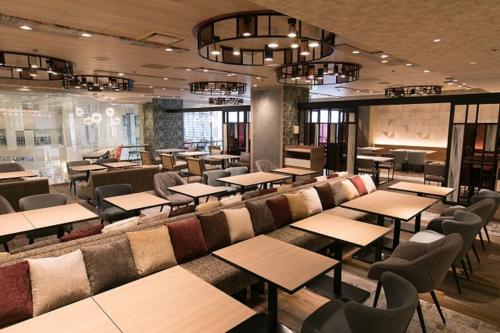 a restaurant with tables and chairs in a room at Shin Osaka Esaka Tokyu REI Hotel in Suita