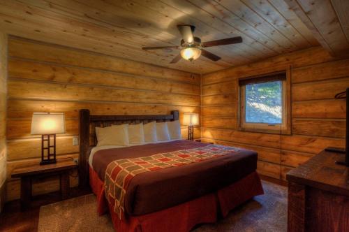 a bedroom with a bed in a log cabin at Powder House Lodge in Keystone