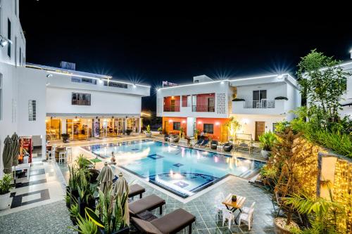 Vista sulla piscina di CALAO Kep Residence Hotel o su una piscina nei dintorni