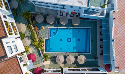 an overhead view of a swimming pool with umbrellas at CALAO Kep Residence Hotel in Kep