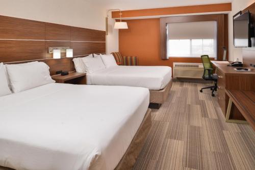 Ένα ή περισσότερα κρεβάτια σε δωμάτιο στο Holiday Inn Express Westley by IHG