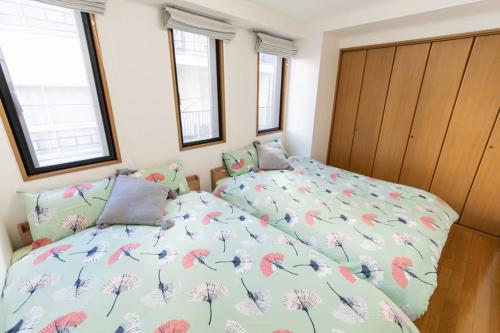 Elle's Shirokane Guest houseにあるベッド