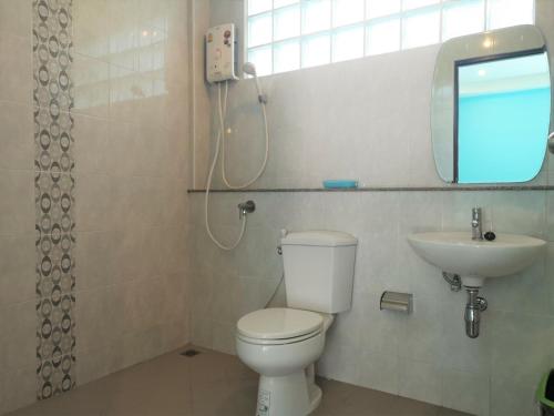 bagno con servizi igienici e lavandino di โรงแรมห้วยทราย Huaisai Hotel a Ban Nong Nak